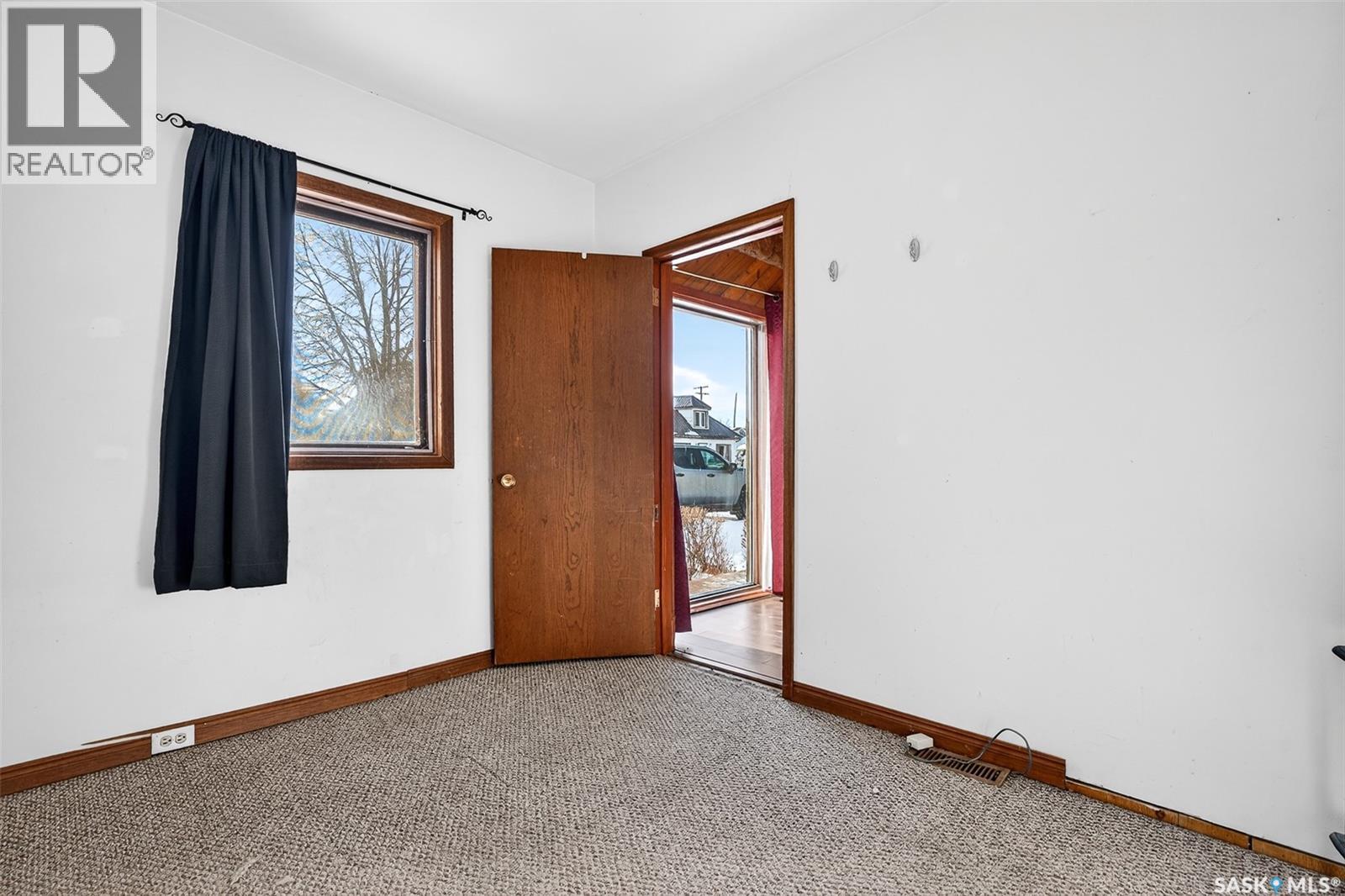 528 Ominica Street E Property Photo 10
