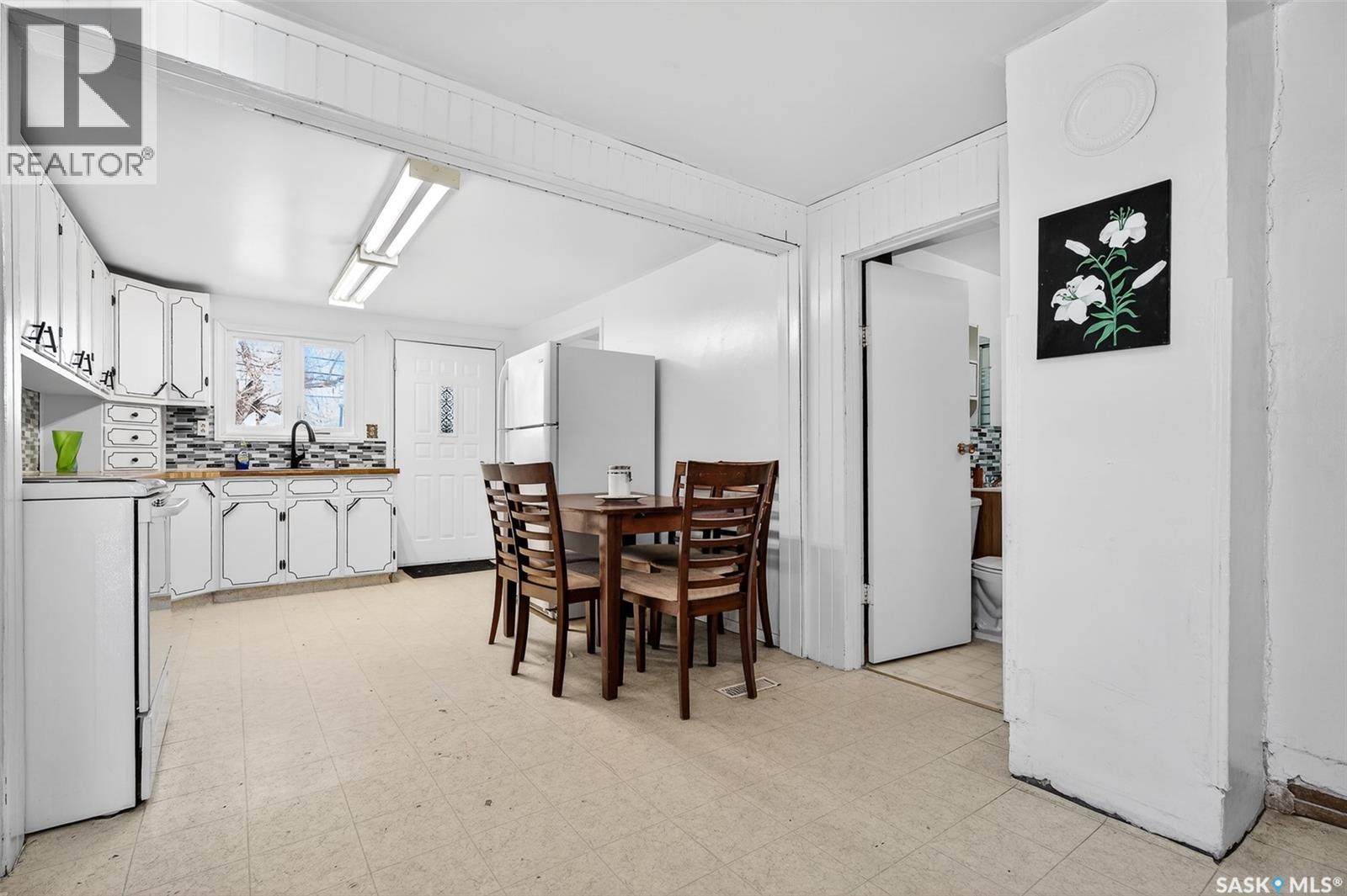 528 Ominica Street E Property Photo 16
