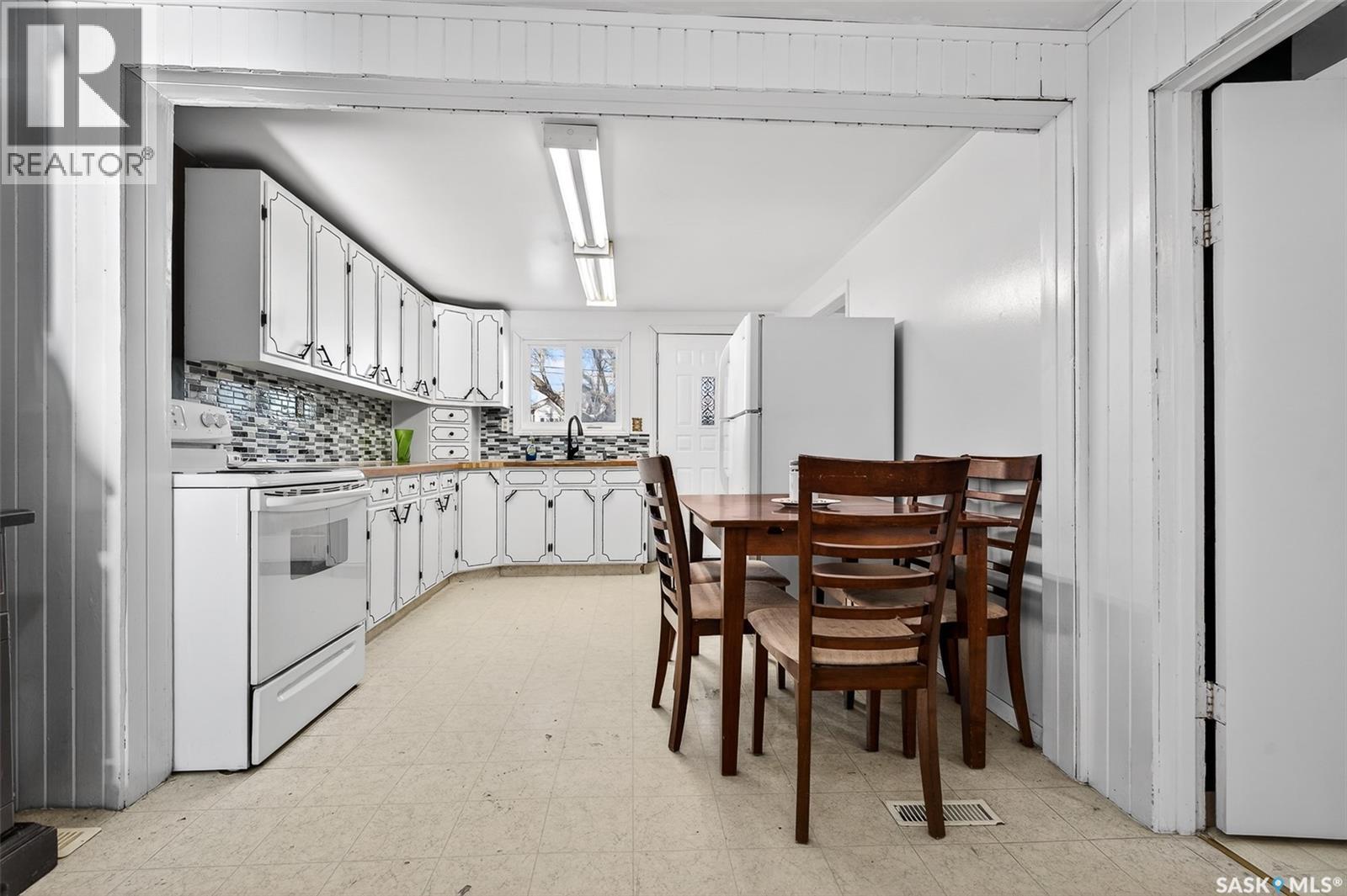 528 Ominica Street E Property Photo 17