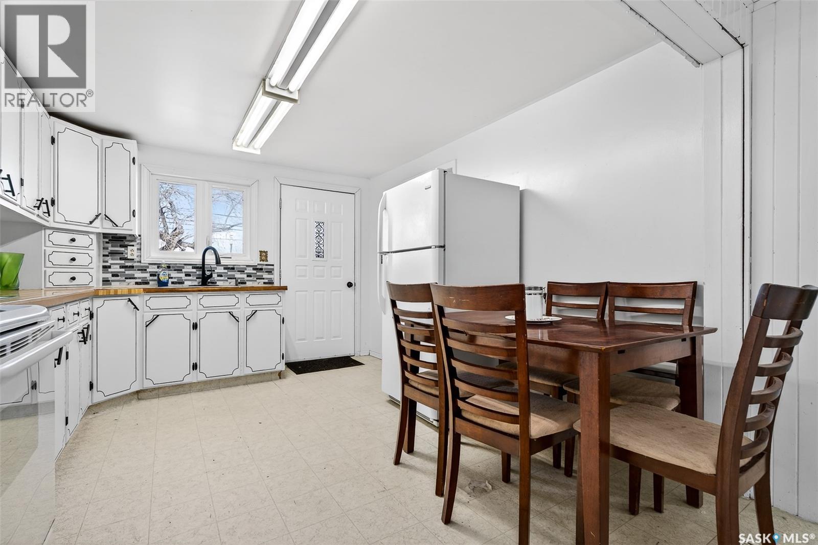528 Ominica Street E Property Photo 18
