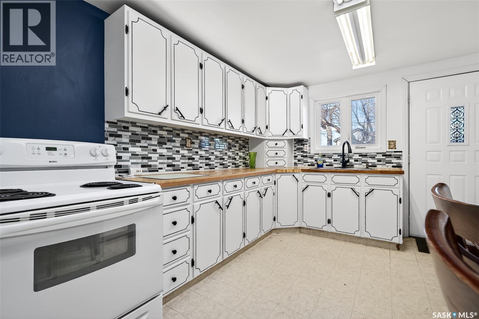 528 Ominica Street E Property Photo 19
