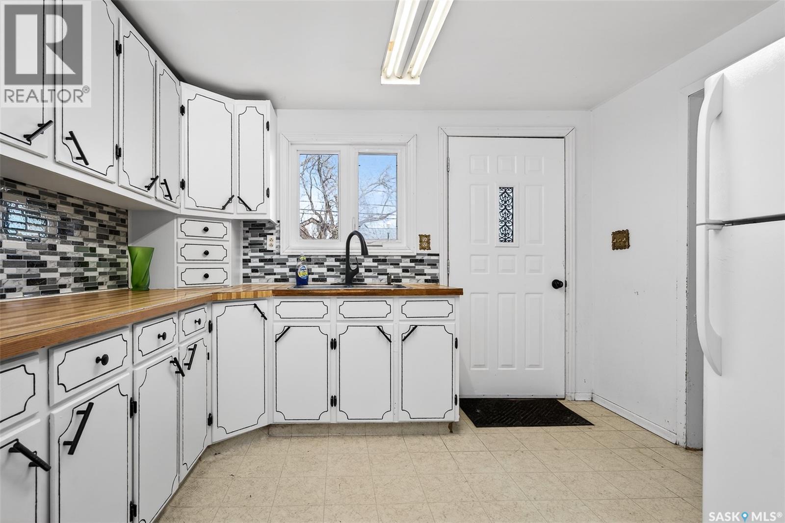 528 Ominica Street E Property Photo 20