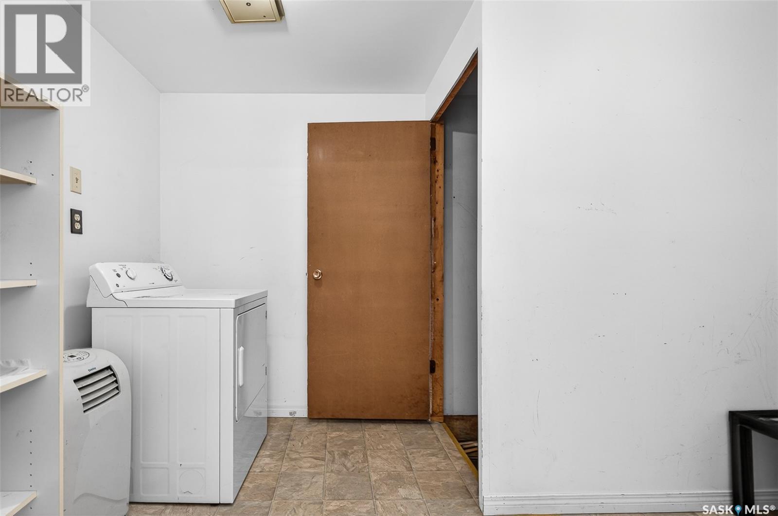 528 Ominica Street E Property Photo 24