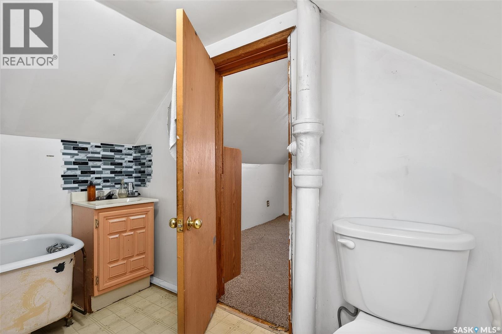 528 Ominica Street E Property Photo 36