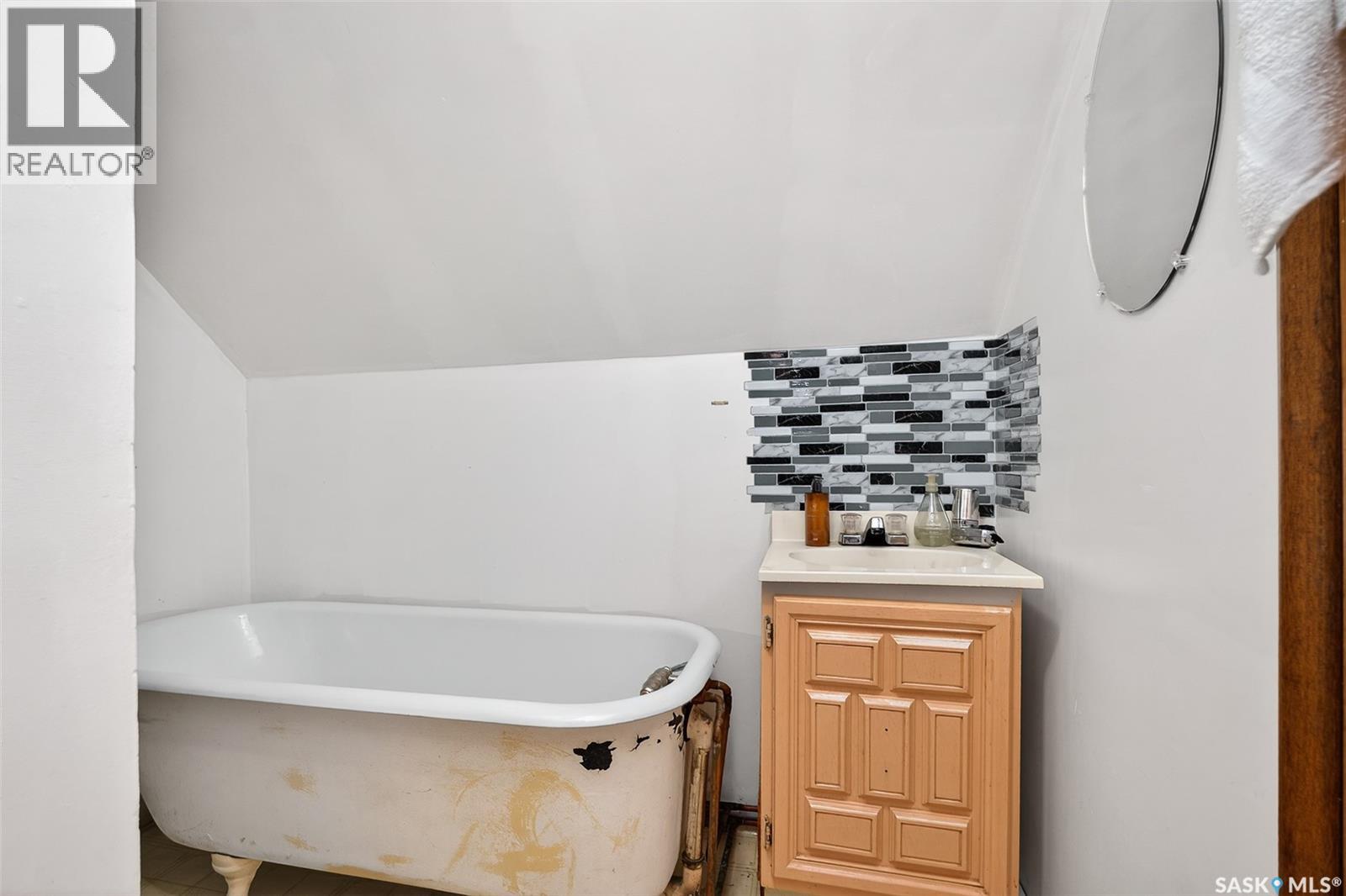 528 Ominica Street E Property Photo 37