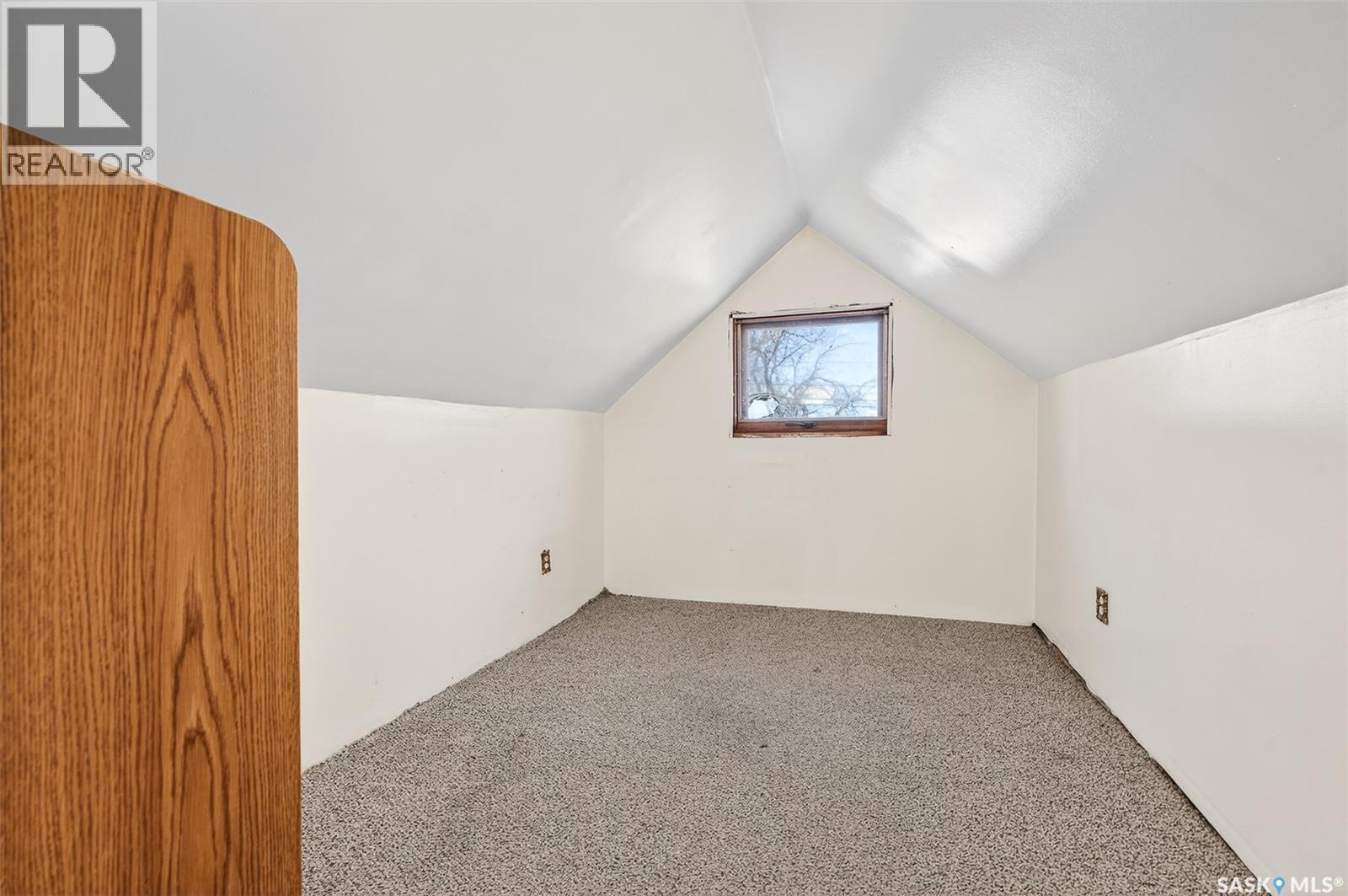 528 Ominica Street E Property Photo 38