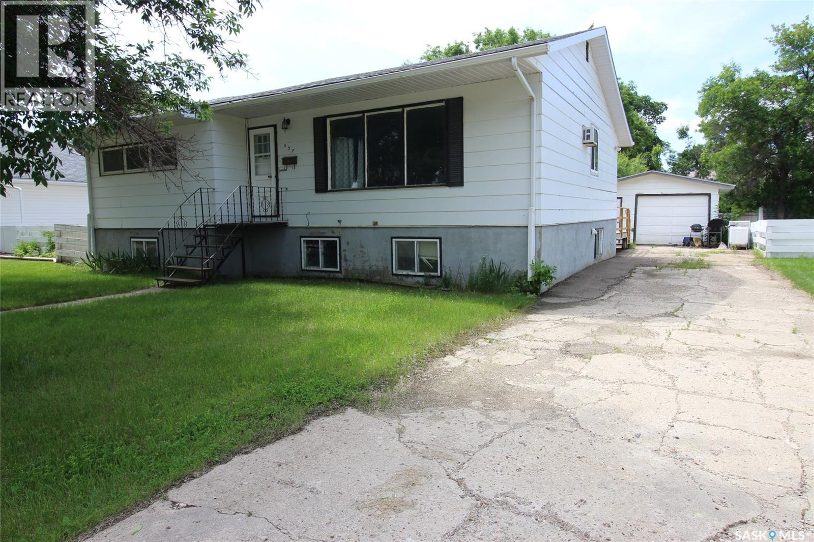 537 4th Street W Property Photo 1