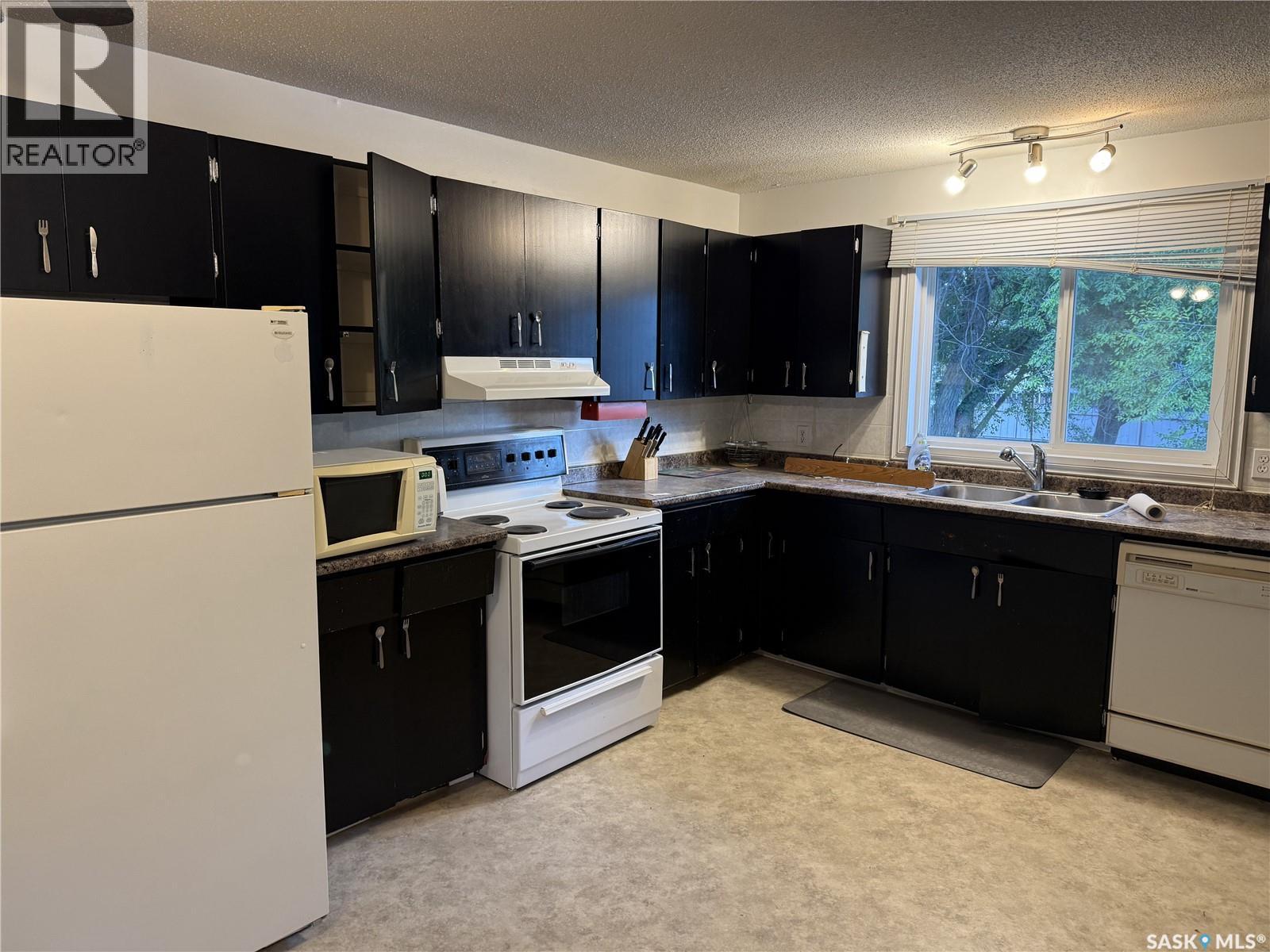 537 4th Street W Property Photo 5