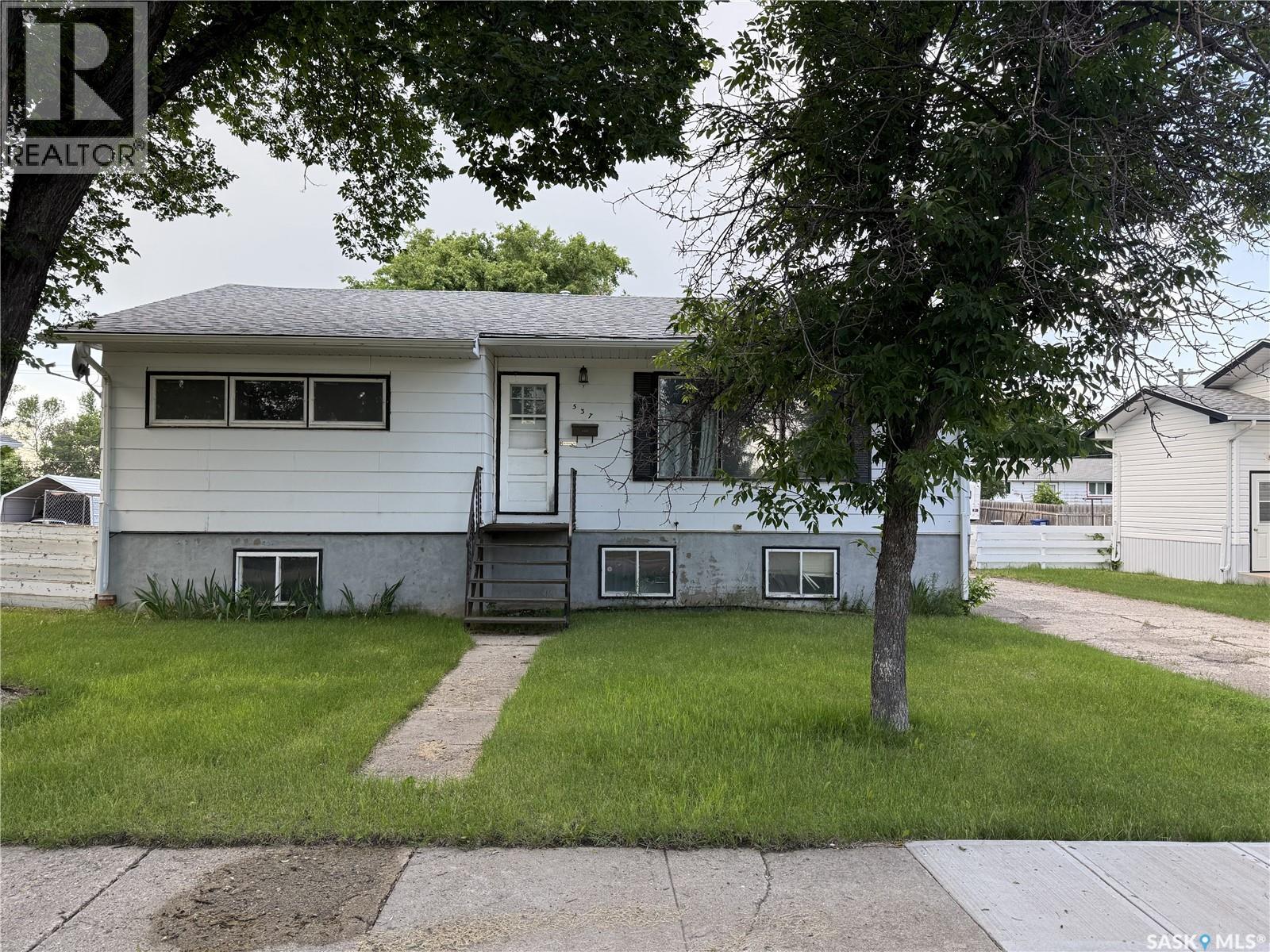 537 4th Street W Property Photo 10