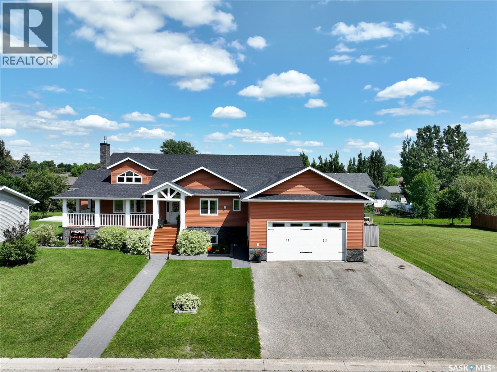 207 6th Street W Property Photo 1