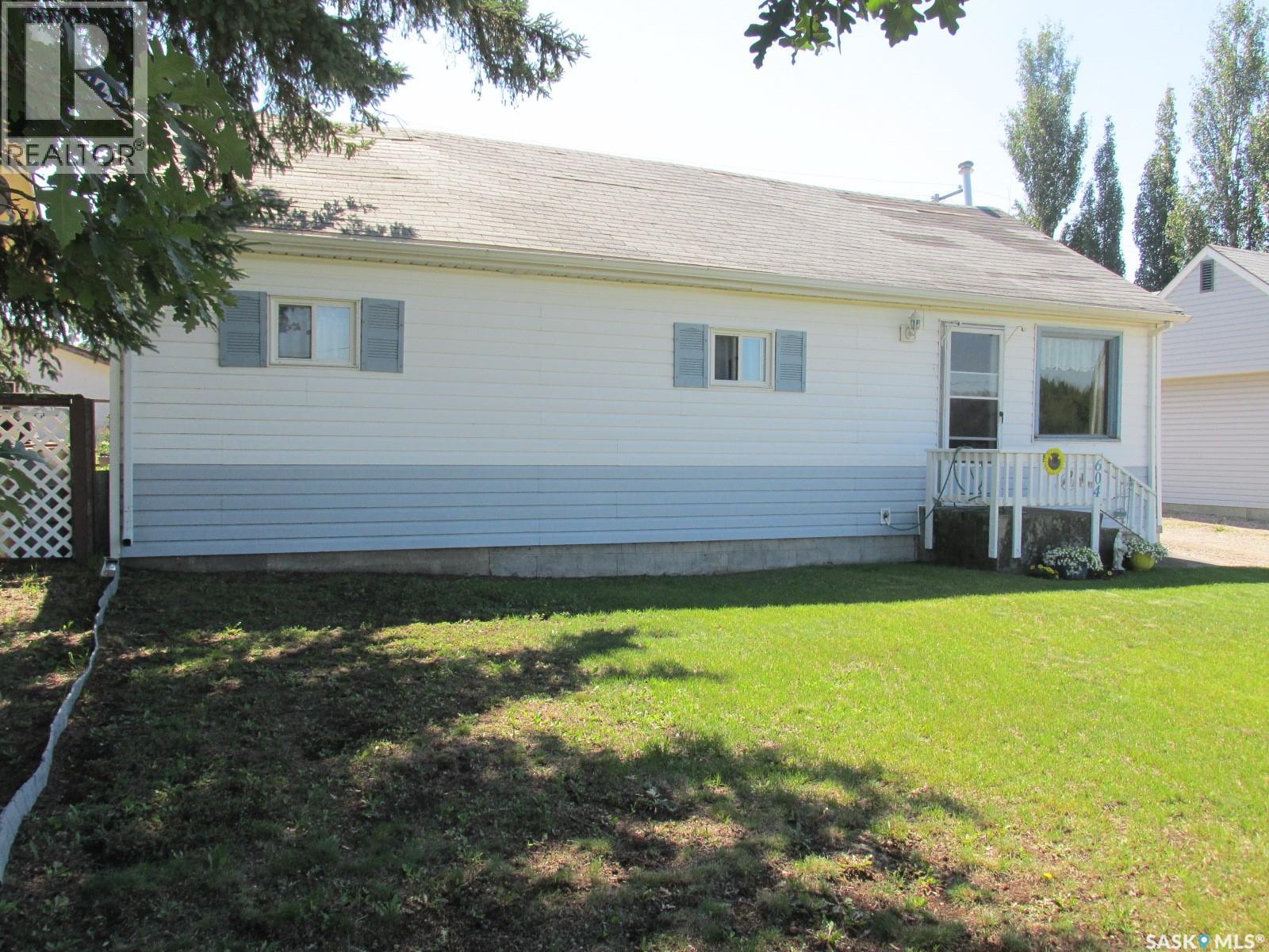 604 Railway Avenue W Property Photo 1