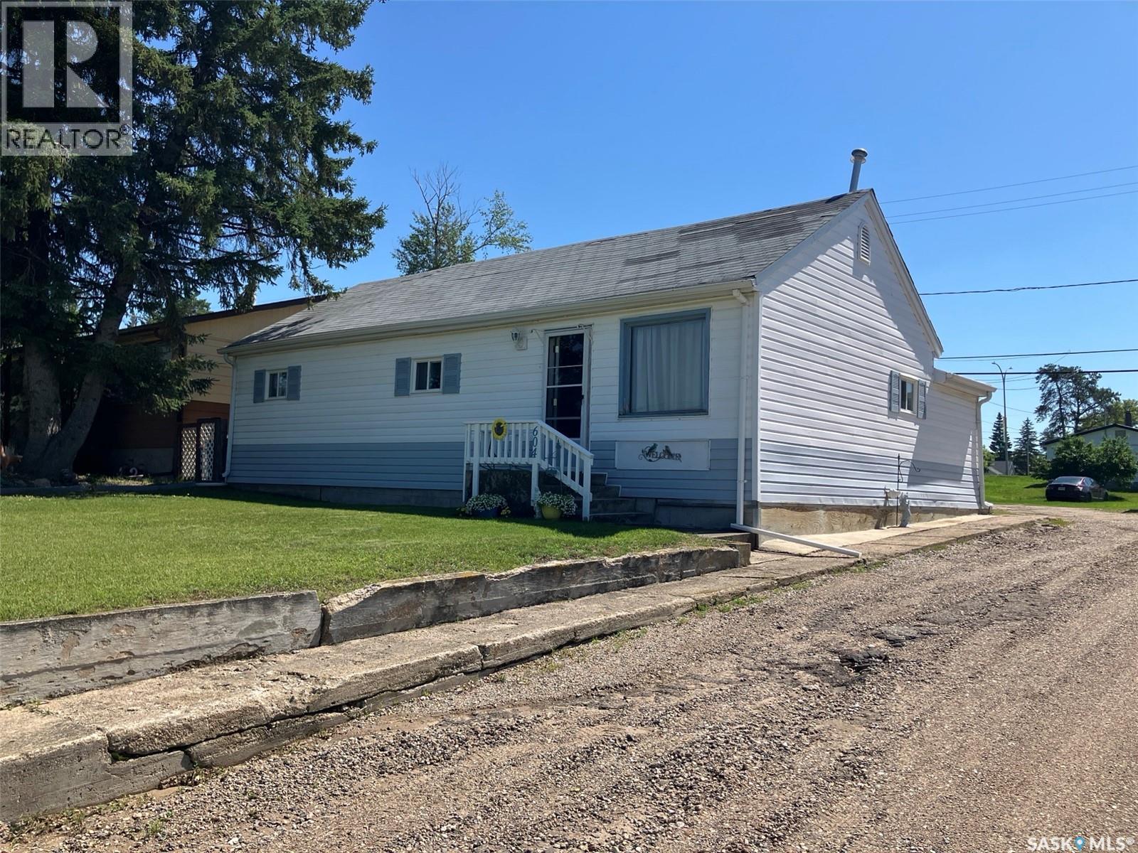 604 Railway Avenue W Property Photo 2
