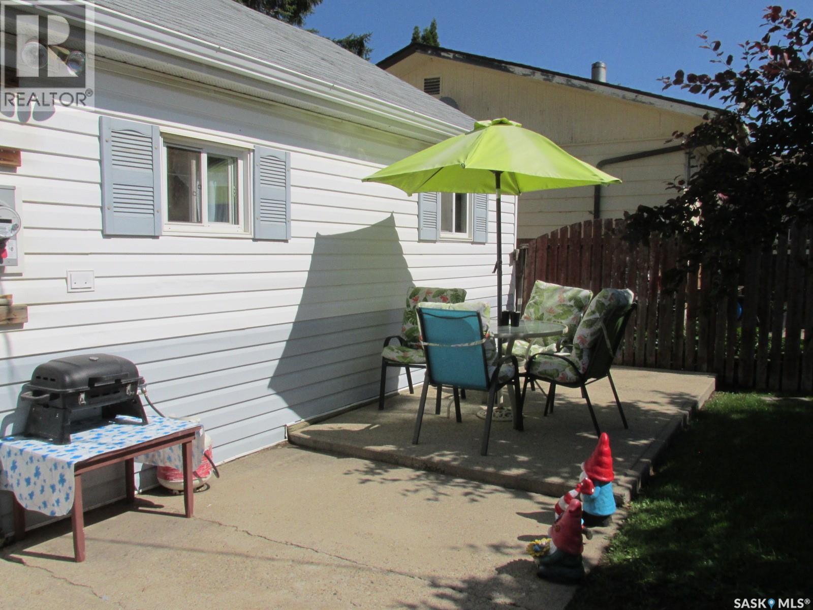 604 Railway Avenue W Property Photo 3