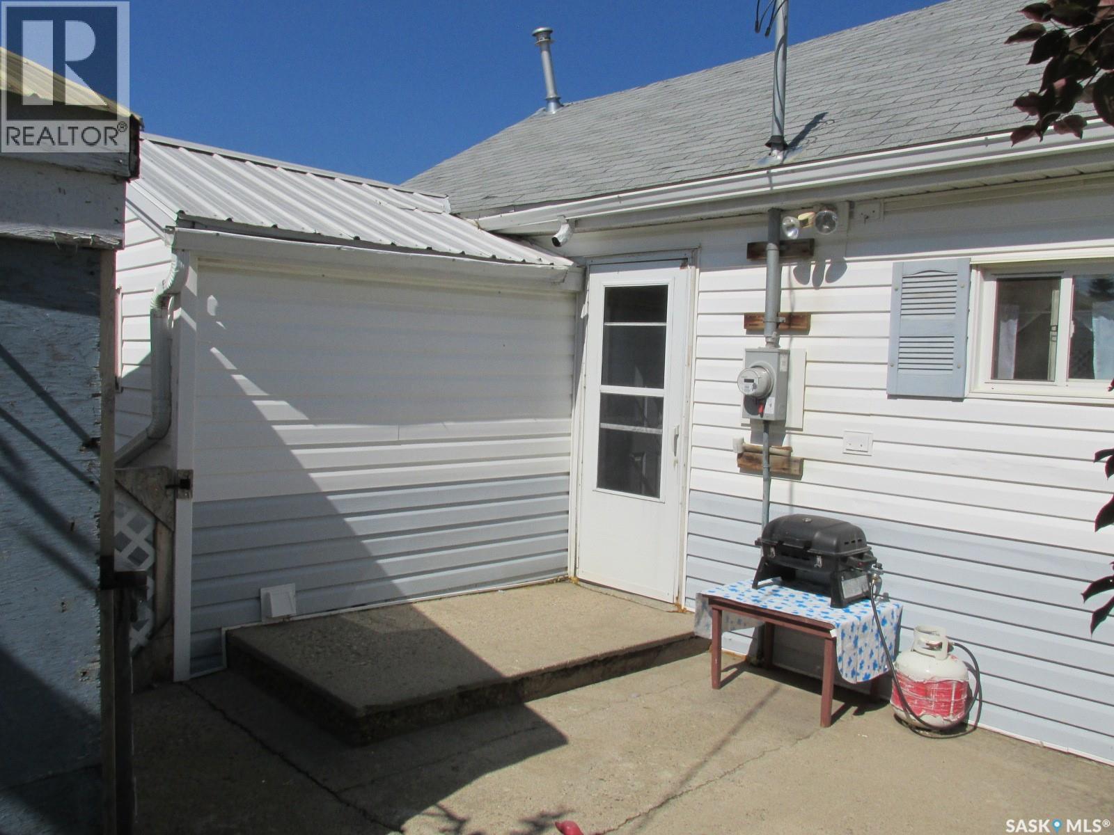 604 Railway Avenue W Property Photo 4