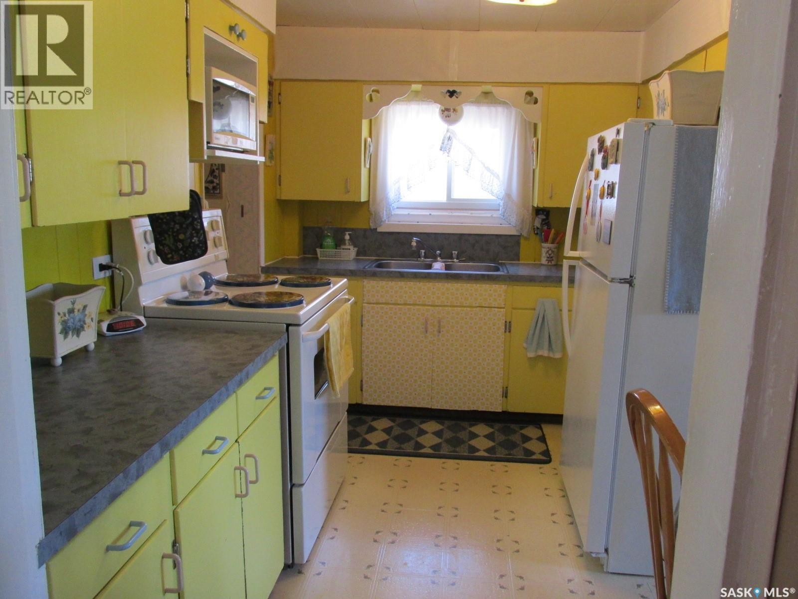 604 Railway Avenue W Property Photo 5