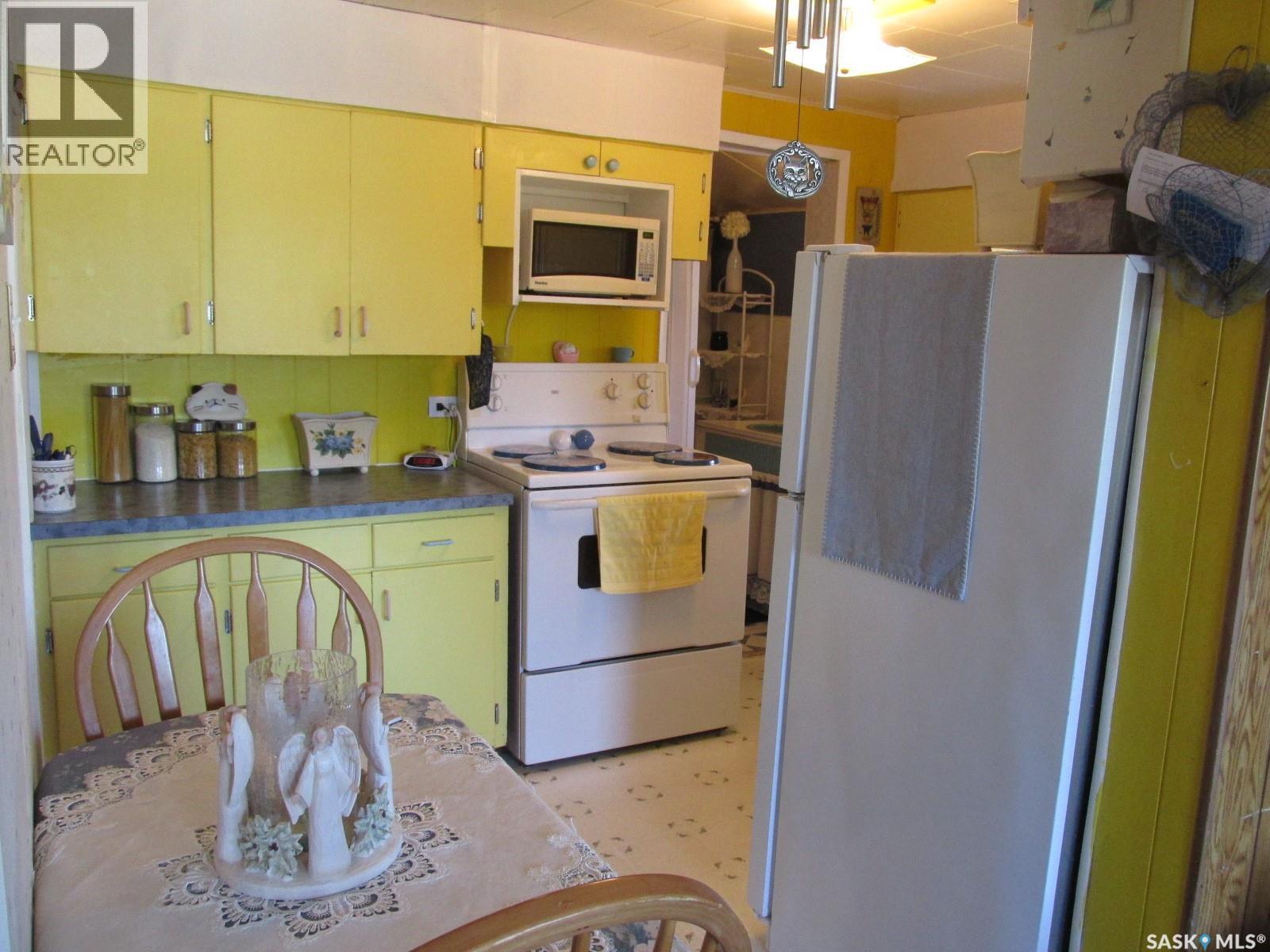604 Railway Avenue W Property Photo 6