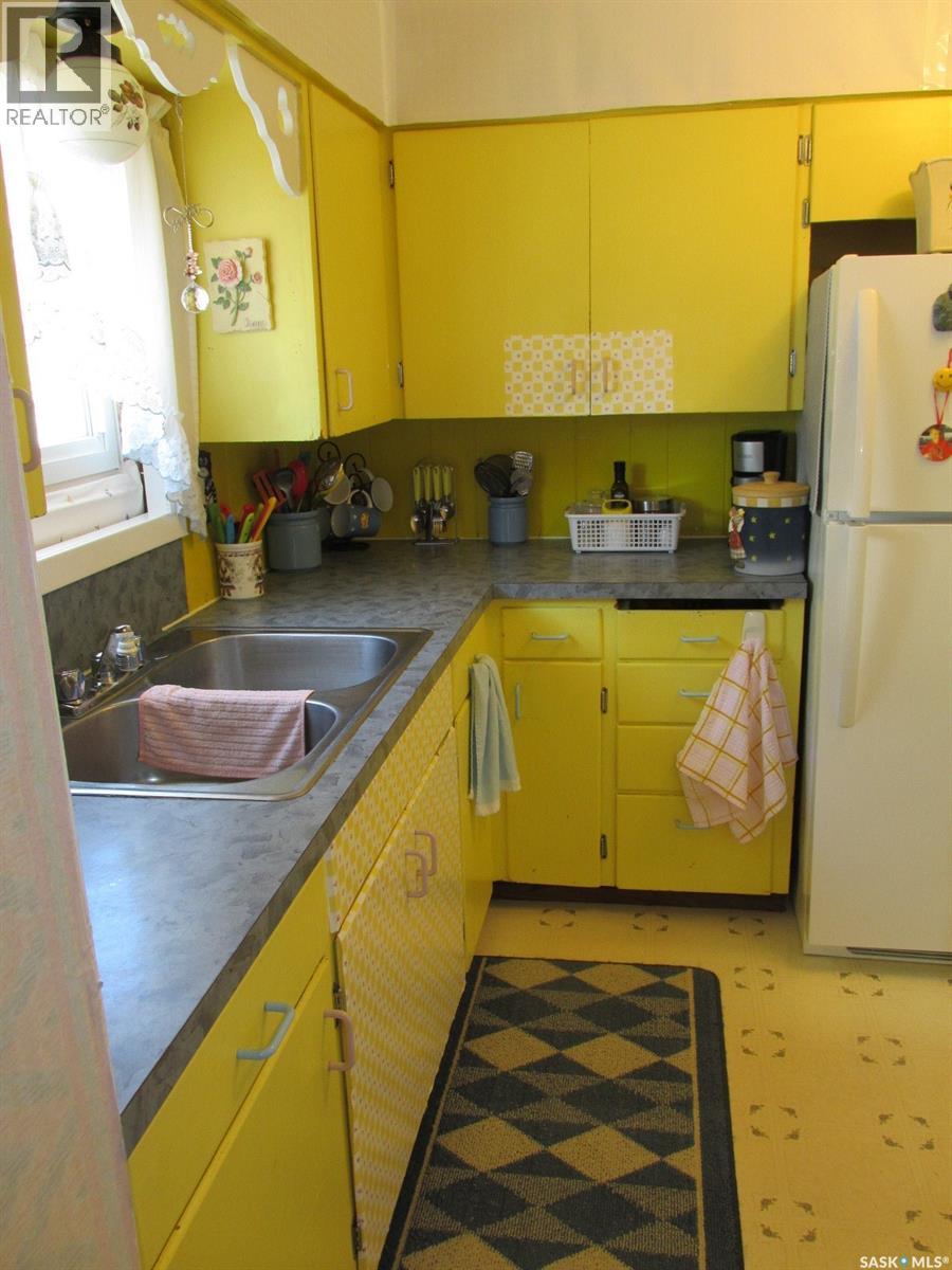 604 Railway Avenue W Property Photo 7