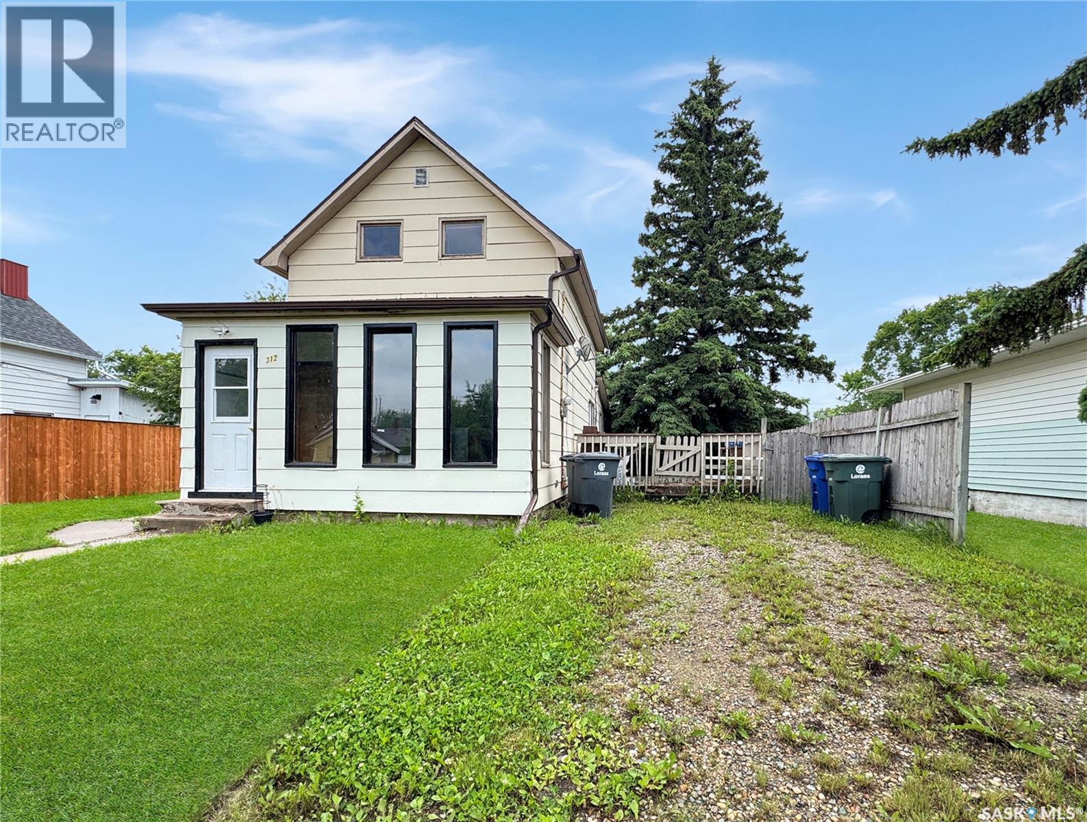312 2nd Street W Property Photo 1