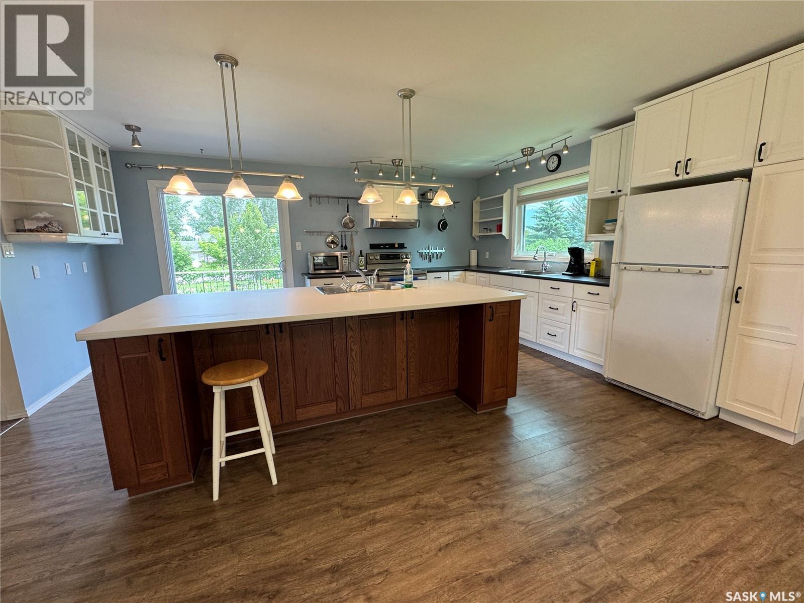 207 3rd Avenue E Property Photo 2