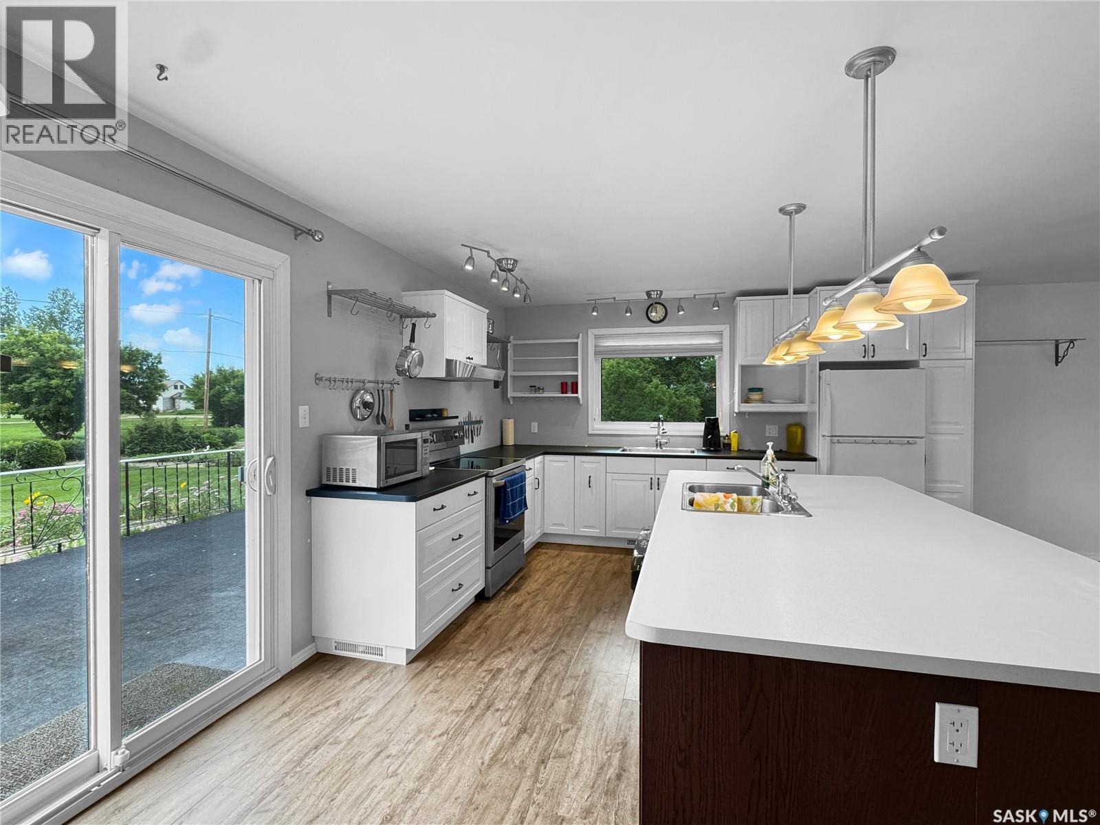 207 3rd Avenue E Property Photo 3