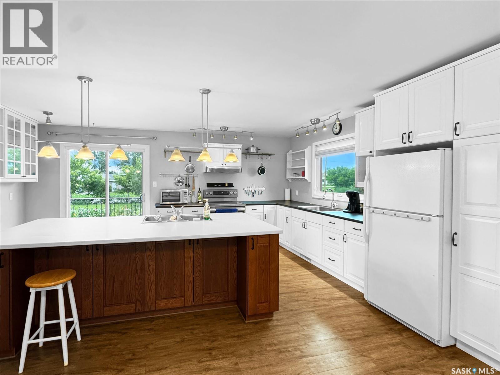 207 3rd Avenue E Property Photo 4