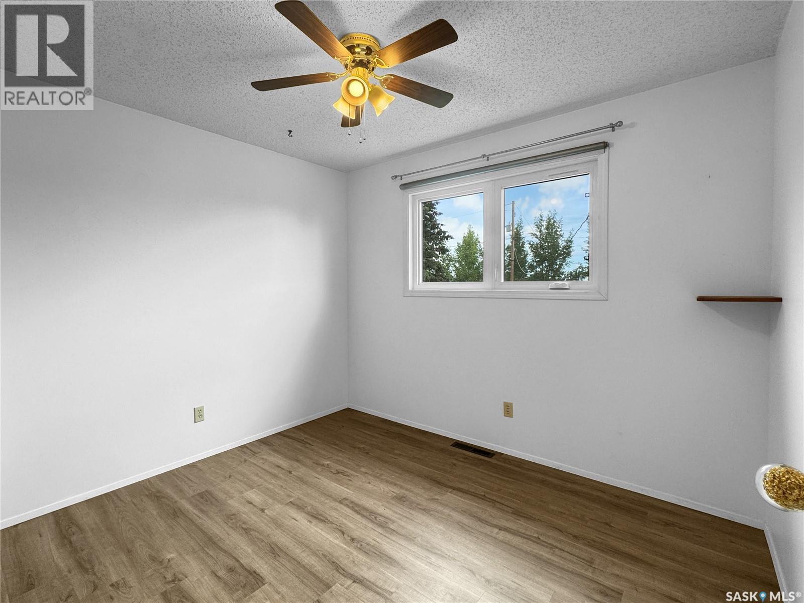 207 3rd Avenue E Property Photo 9