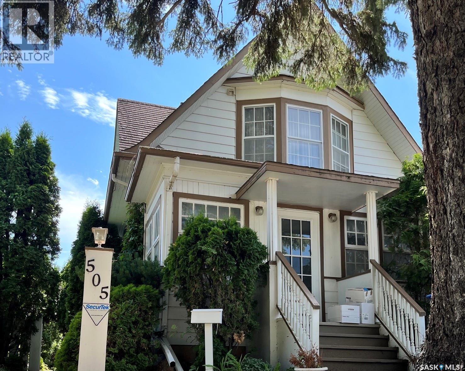 505 Macleod Avenue W Property Photo 1