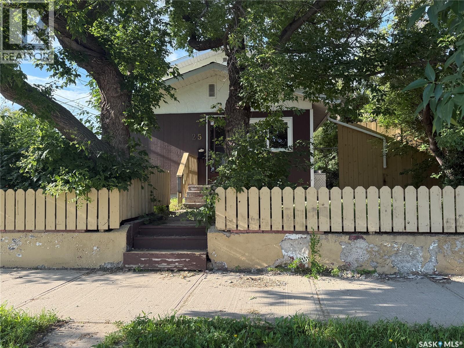 25 Home Street W Property Photo 1