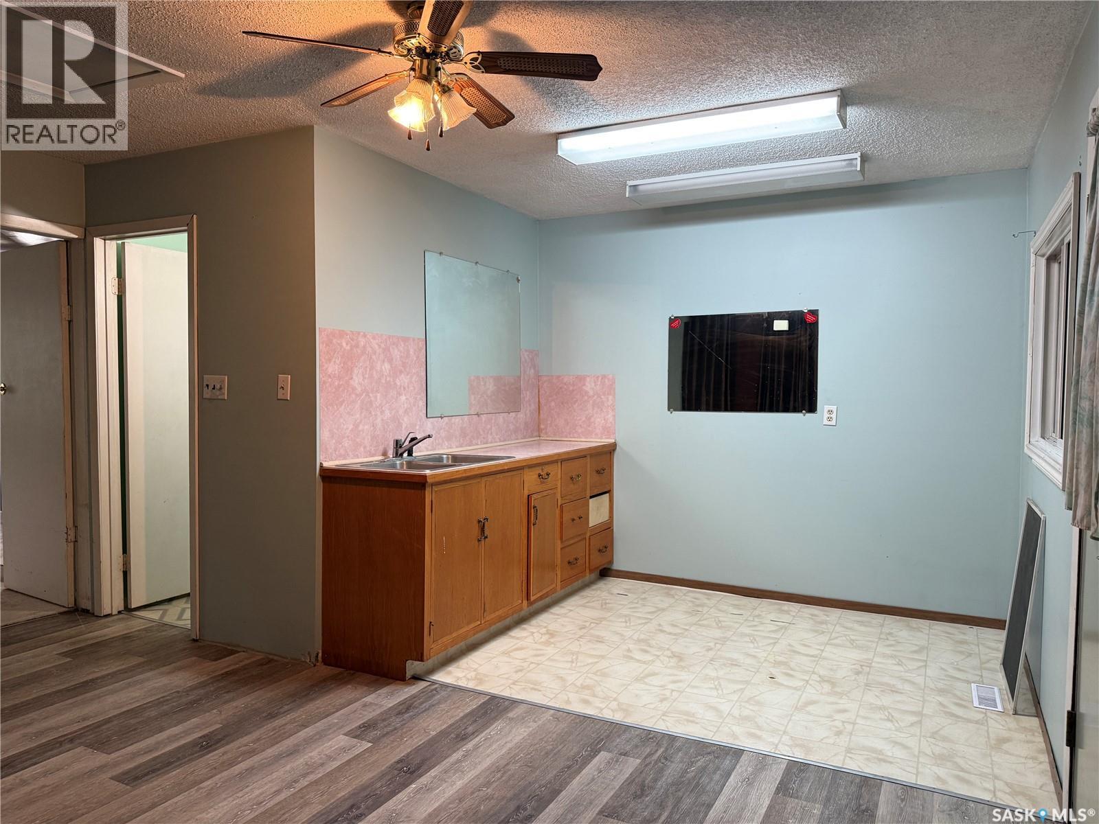 25 Home Street W Property Photo 4