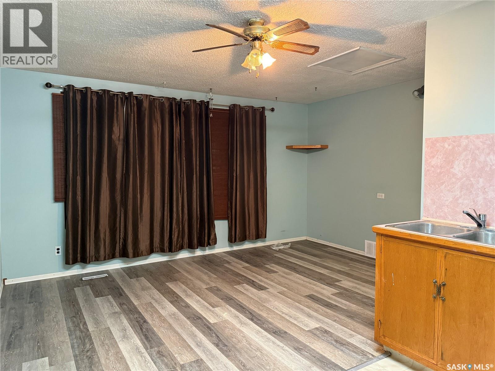 25 Home Street W Property Photo 5