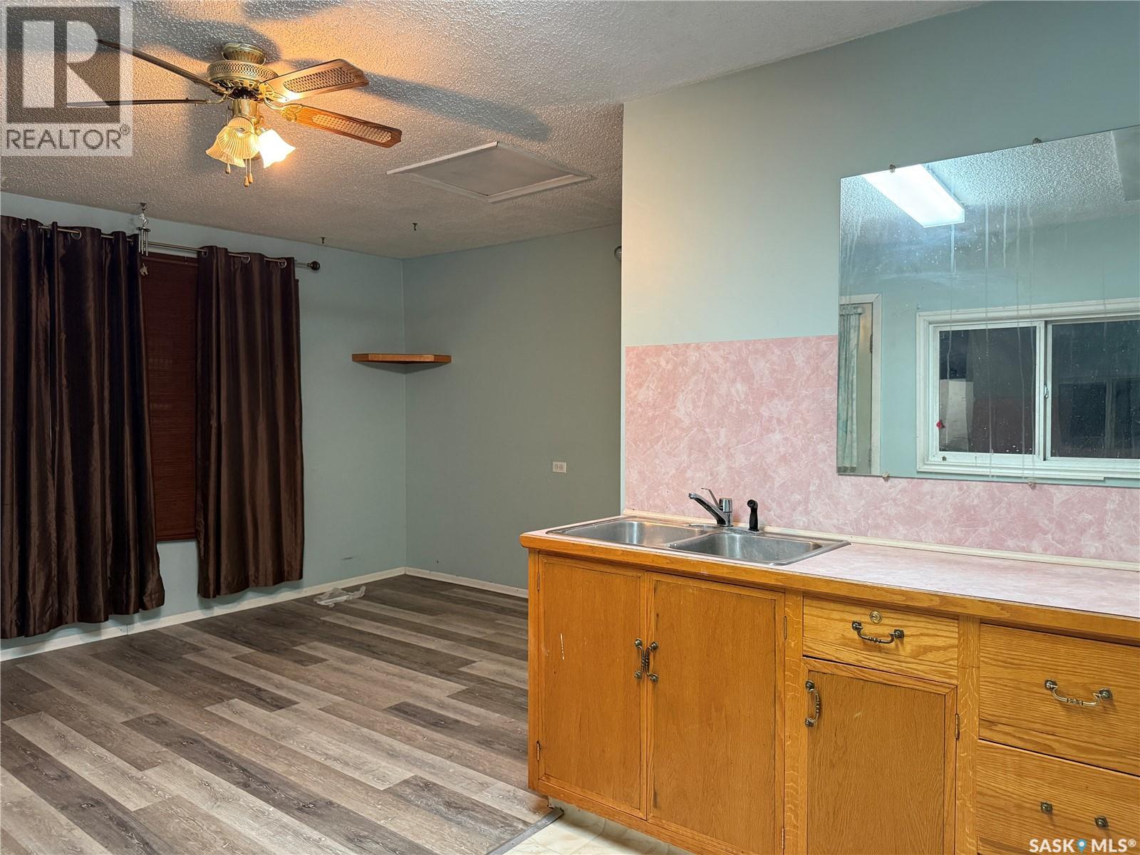 25 Home Street W Property Photo 6