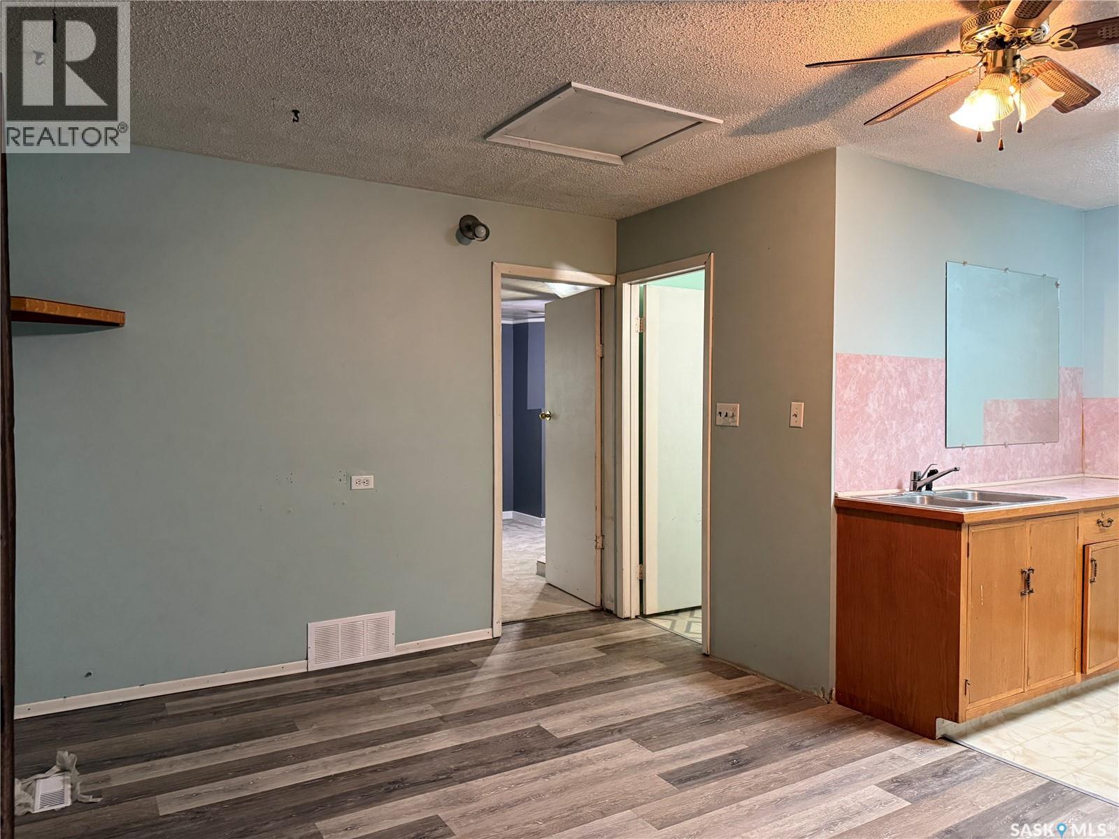 25 Home Street W Property Photo 7