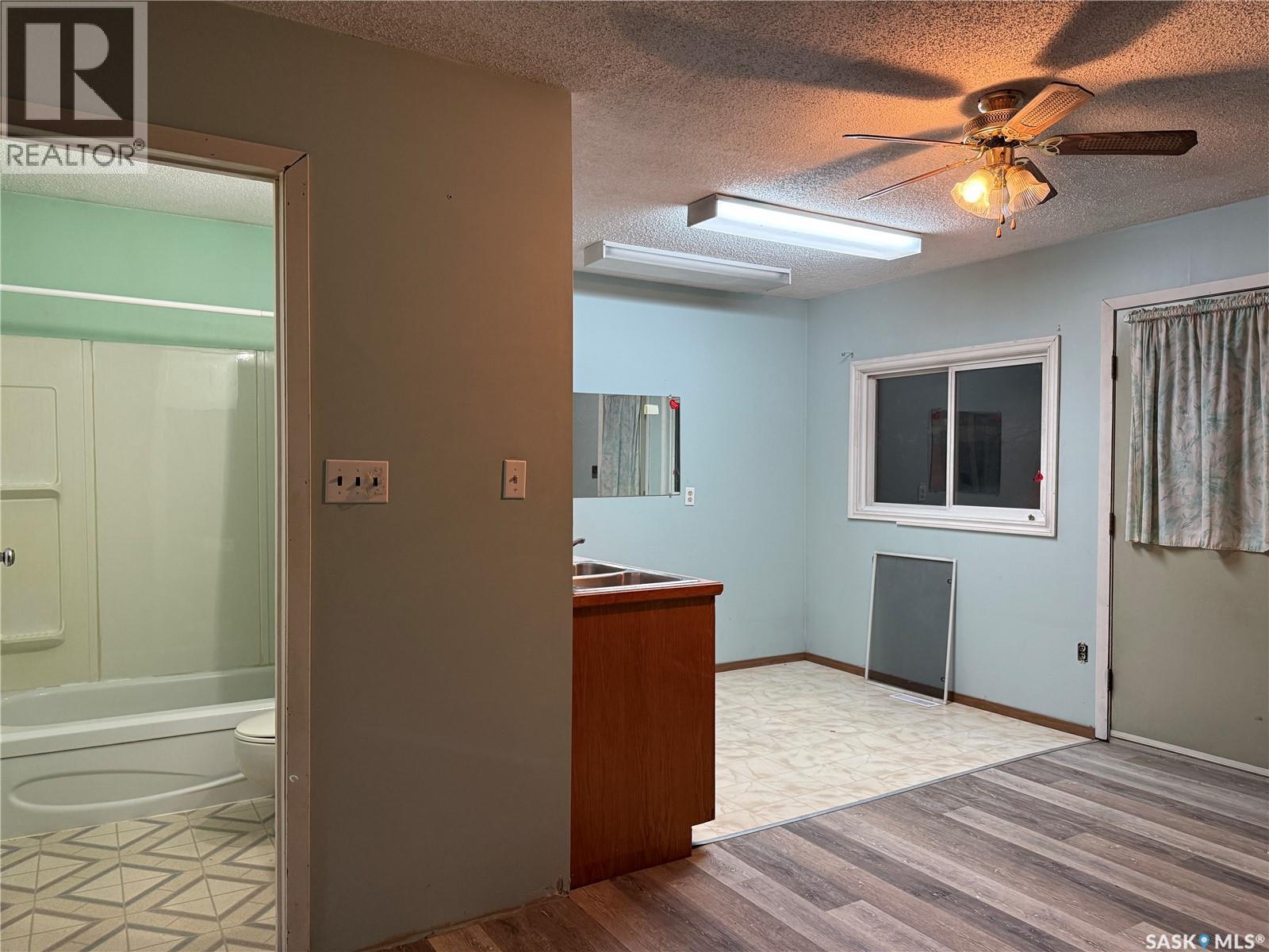 25 Home Street W Property Photo 8