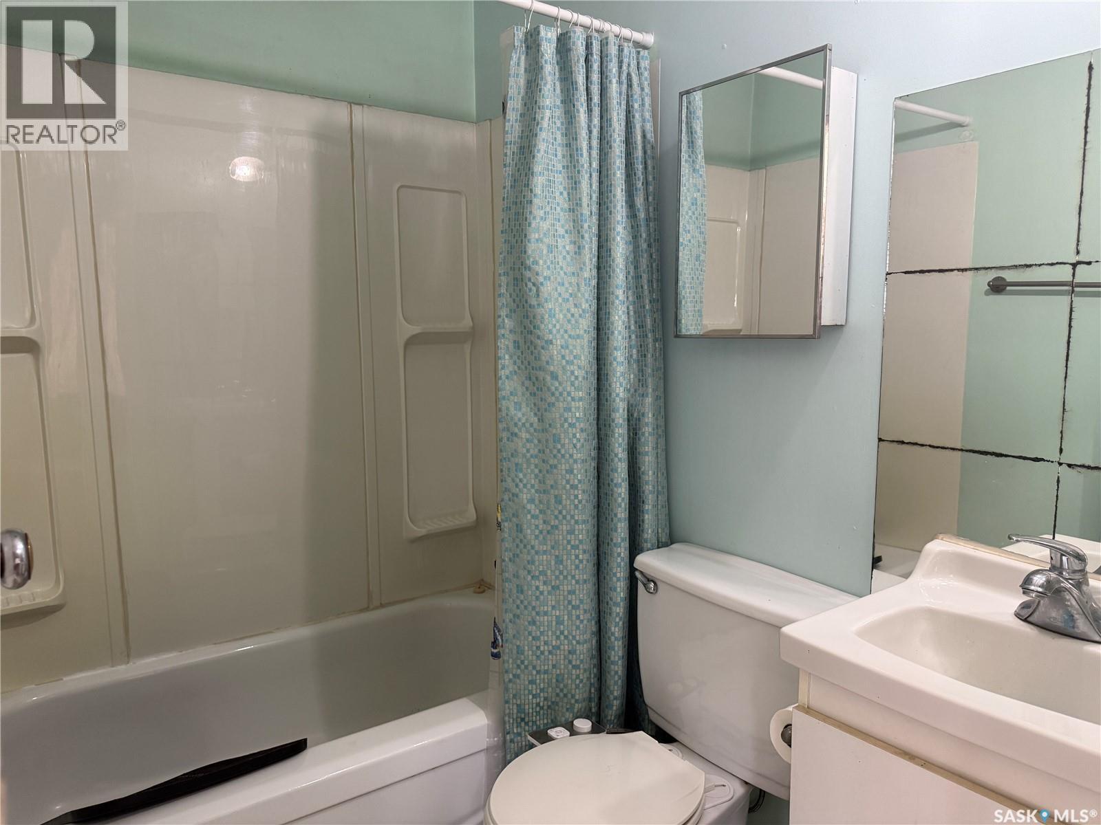 25 Home Street W Property Photo 9