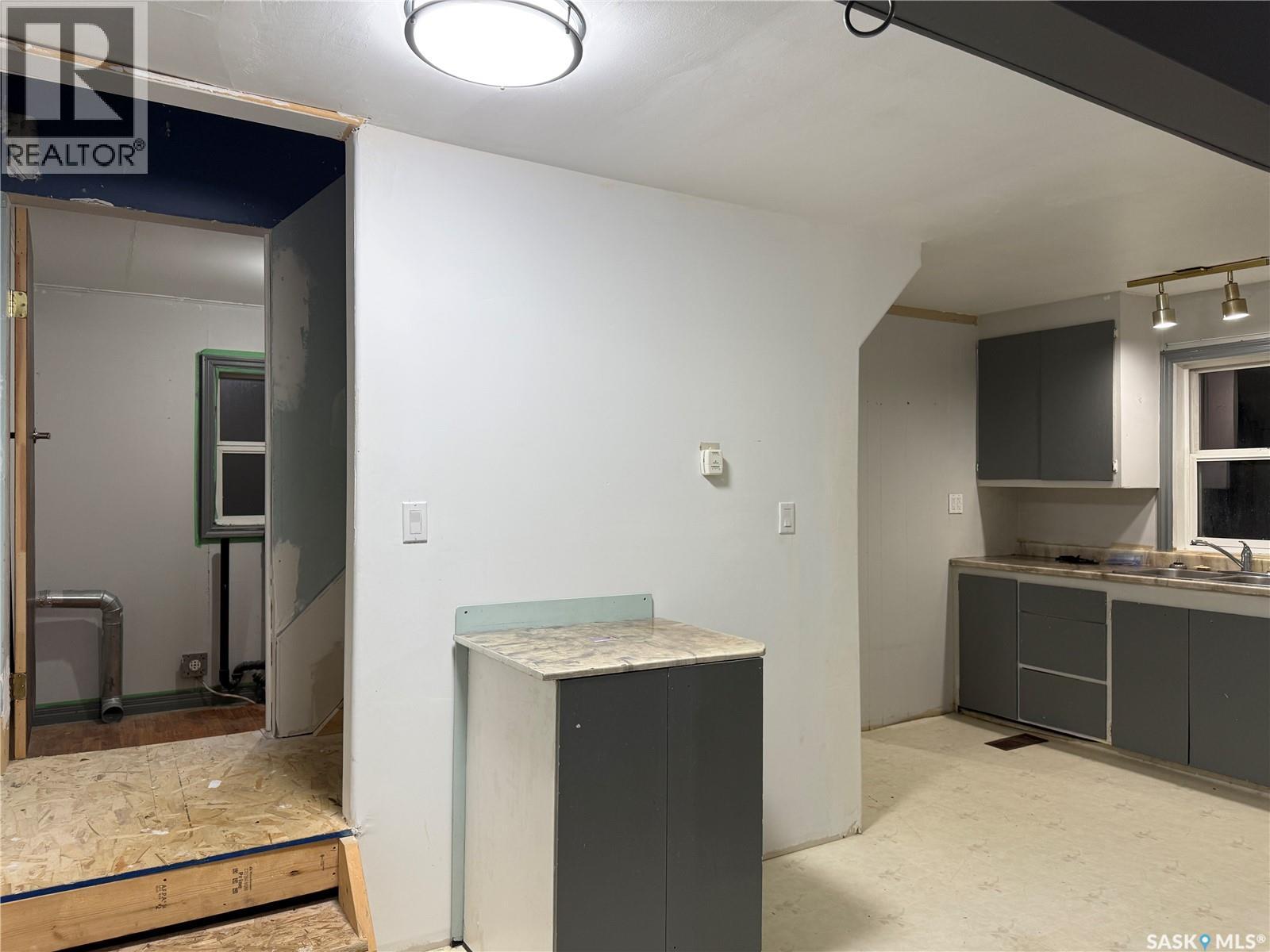 25 Home Street W Property Photo 14