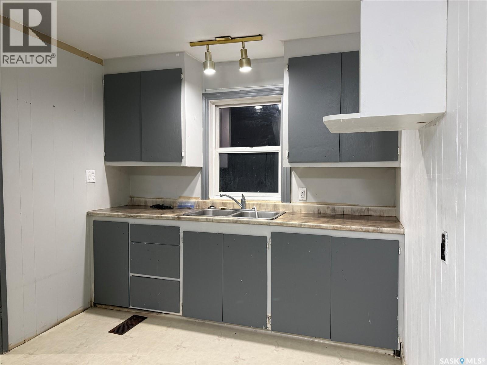 25 Home Street W Property Photo 16