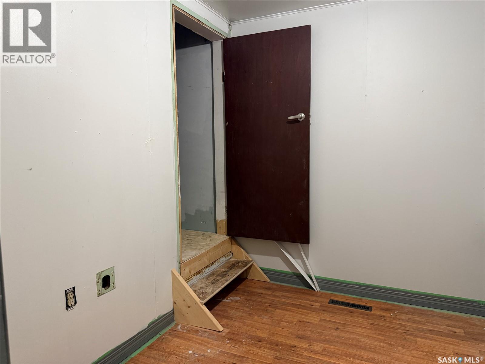 25 Home Street W Property Photo 18
