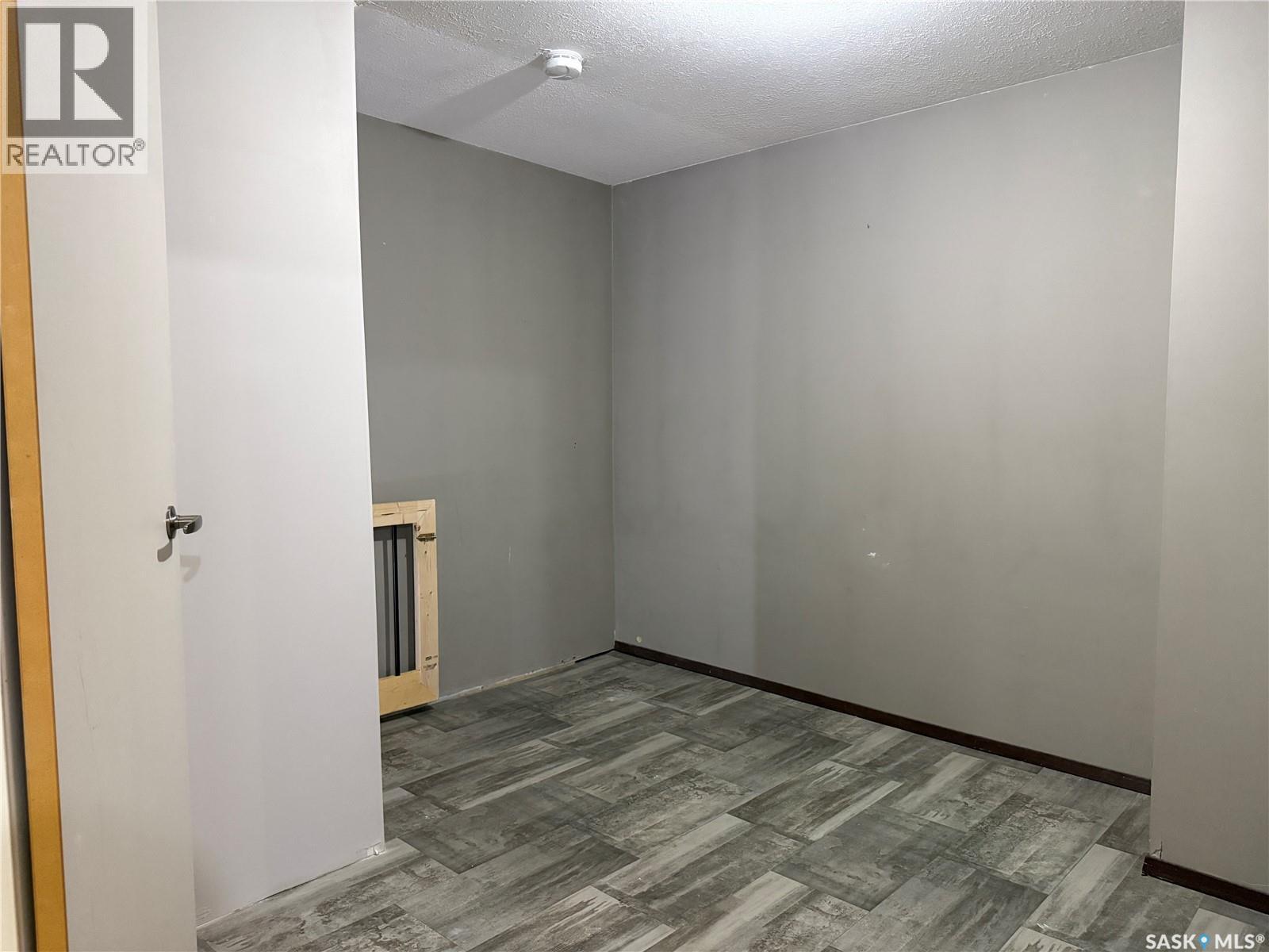 25 Home Street W Property Photo 24
