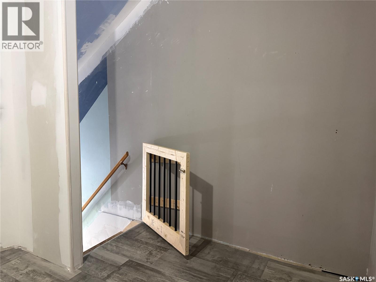 25 Home Street W Property Photo 25