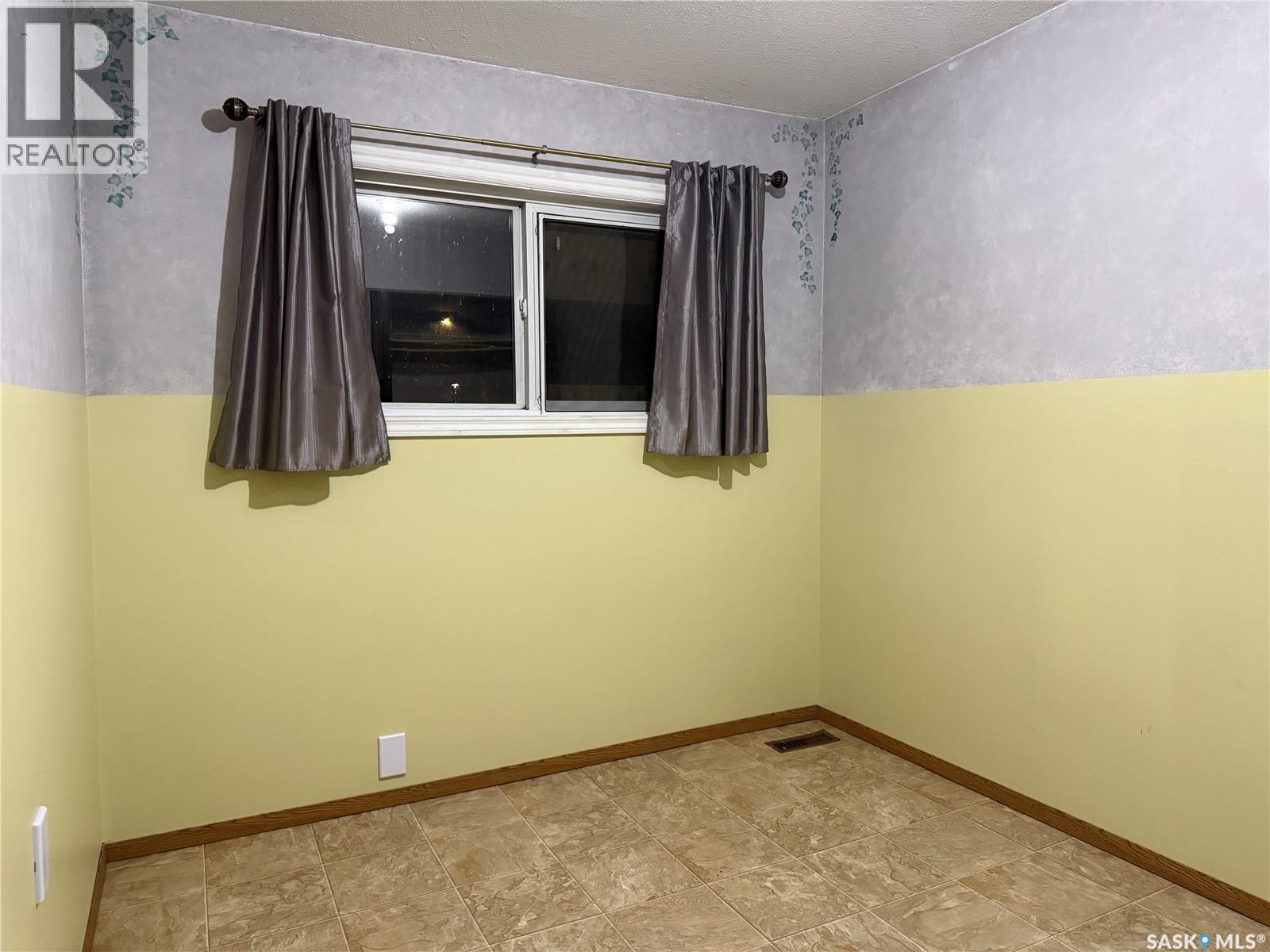 25 Home Street W Property Photo 26