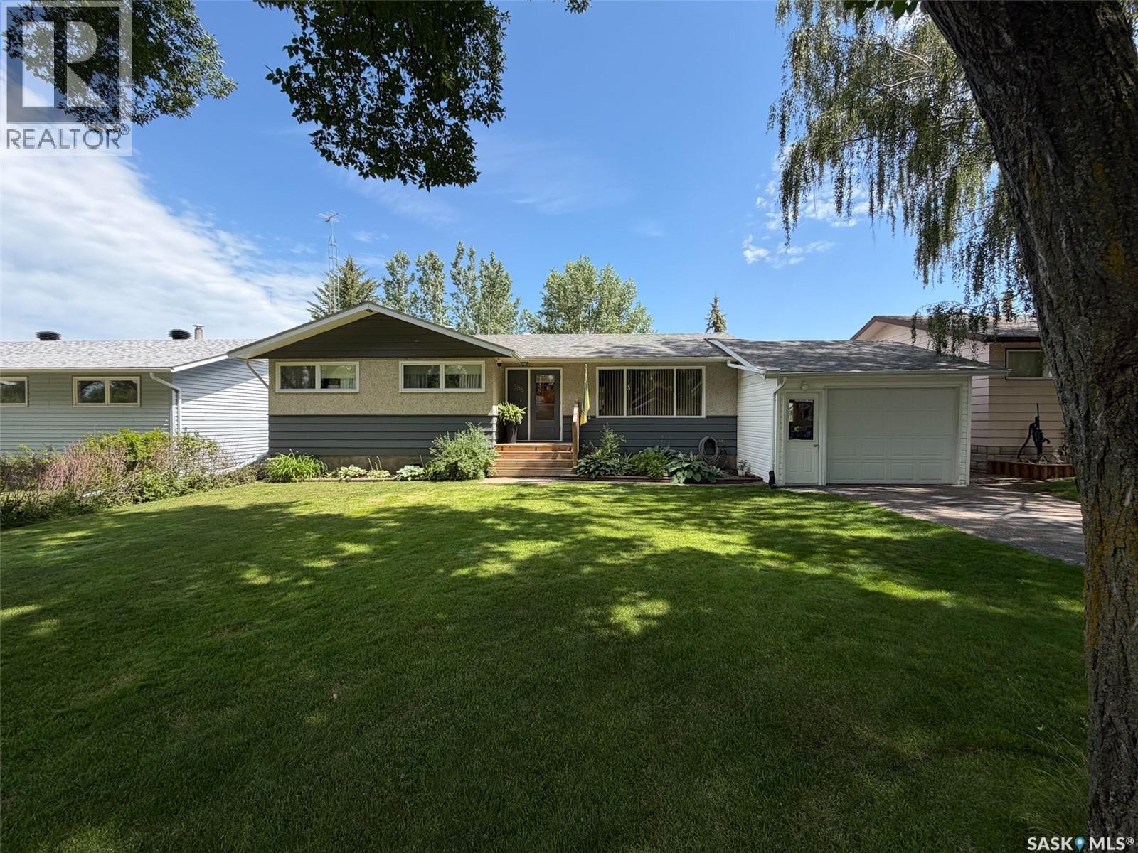 386 4th Street E Property Photo 1