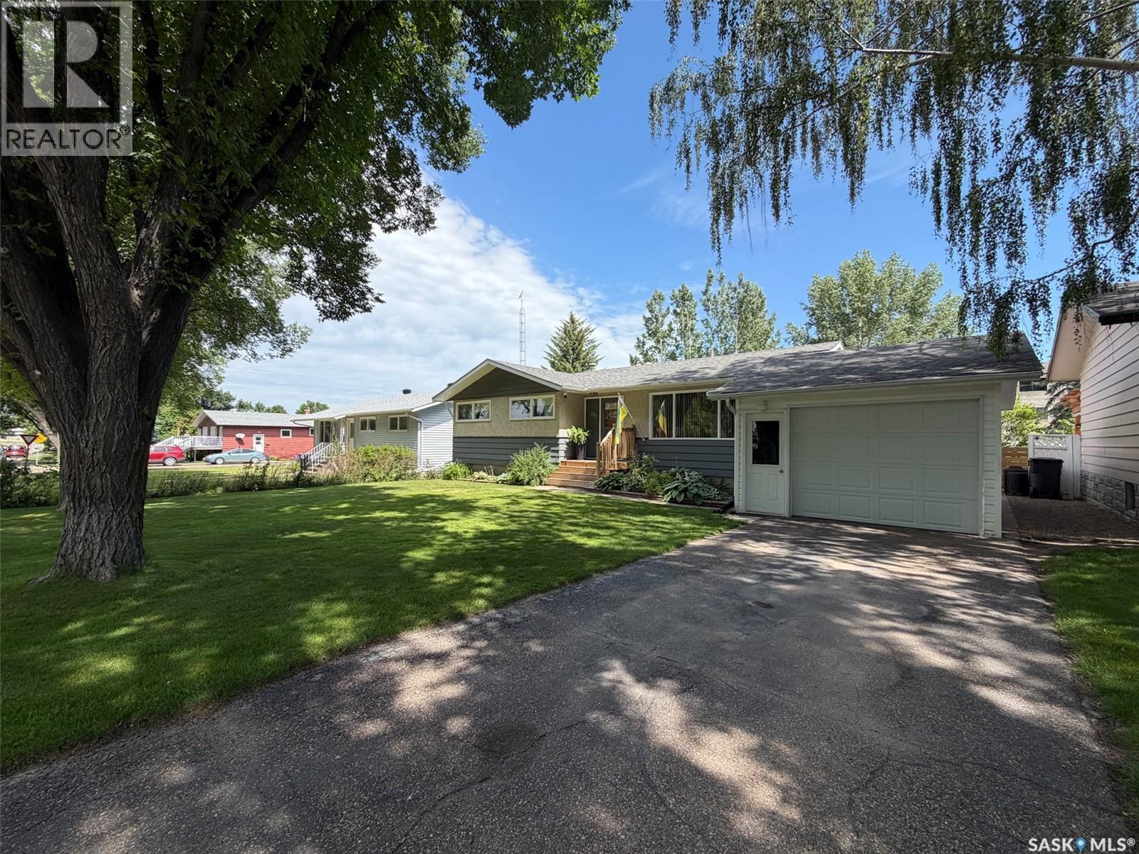 386 4th Street E Property Photo 2
