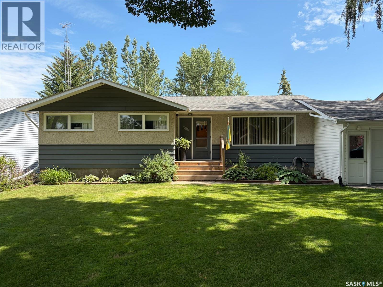 386 4th Street E Property Photo 3