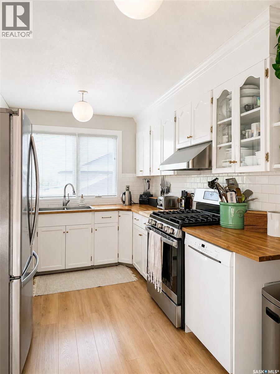 386 4th Street E Property Photo 9
