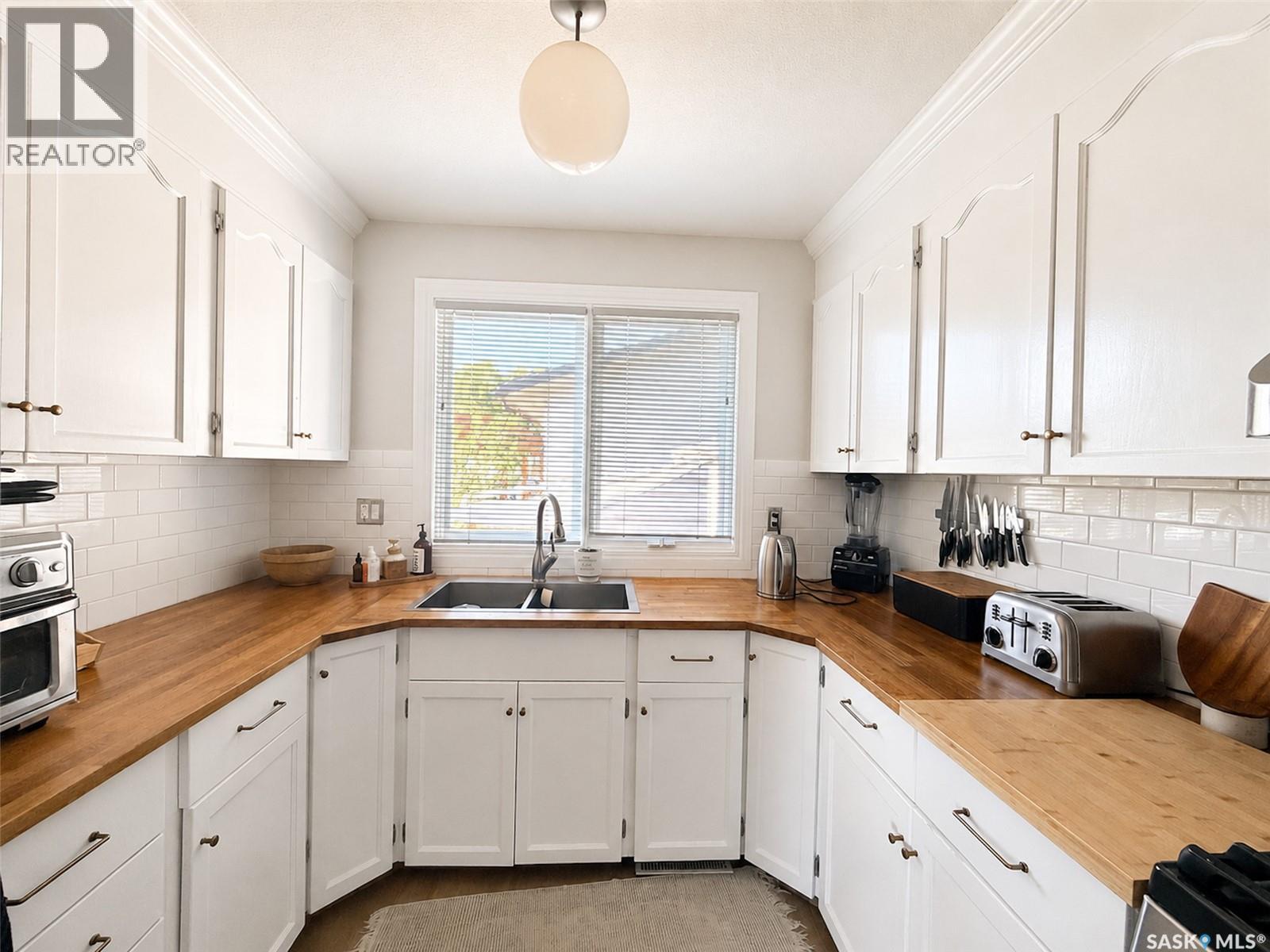 386 4th Street E Property Photo 10