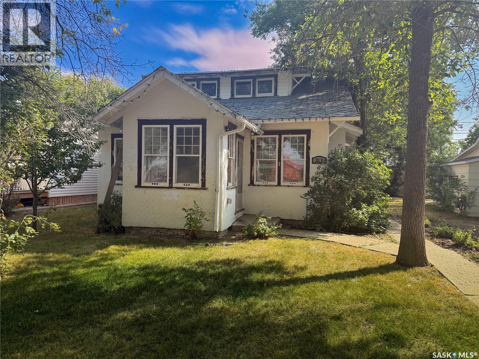 512 1st Street W Property Photo 1