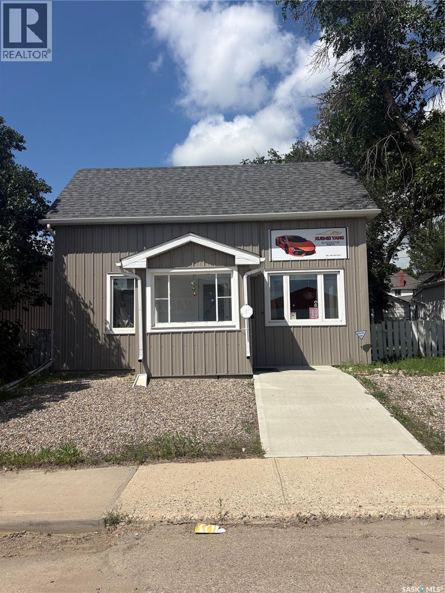 454 Fairford Street W Property Photo 1