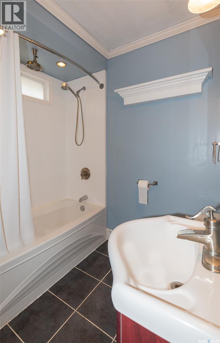 454 Fairford Street W Property Photo 12