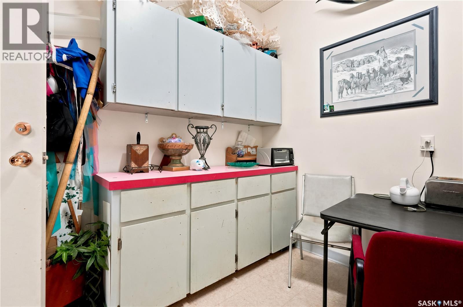 181 Broadway Street W Property Photo 19
