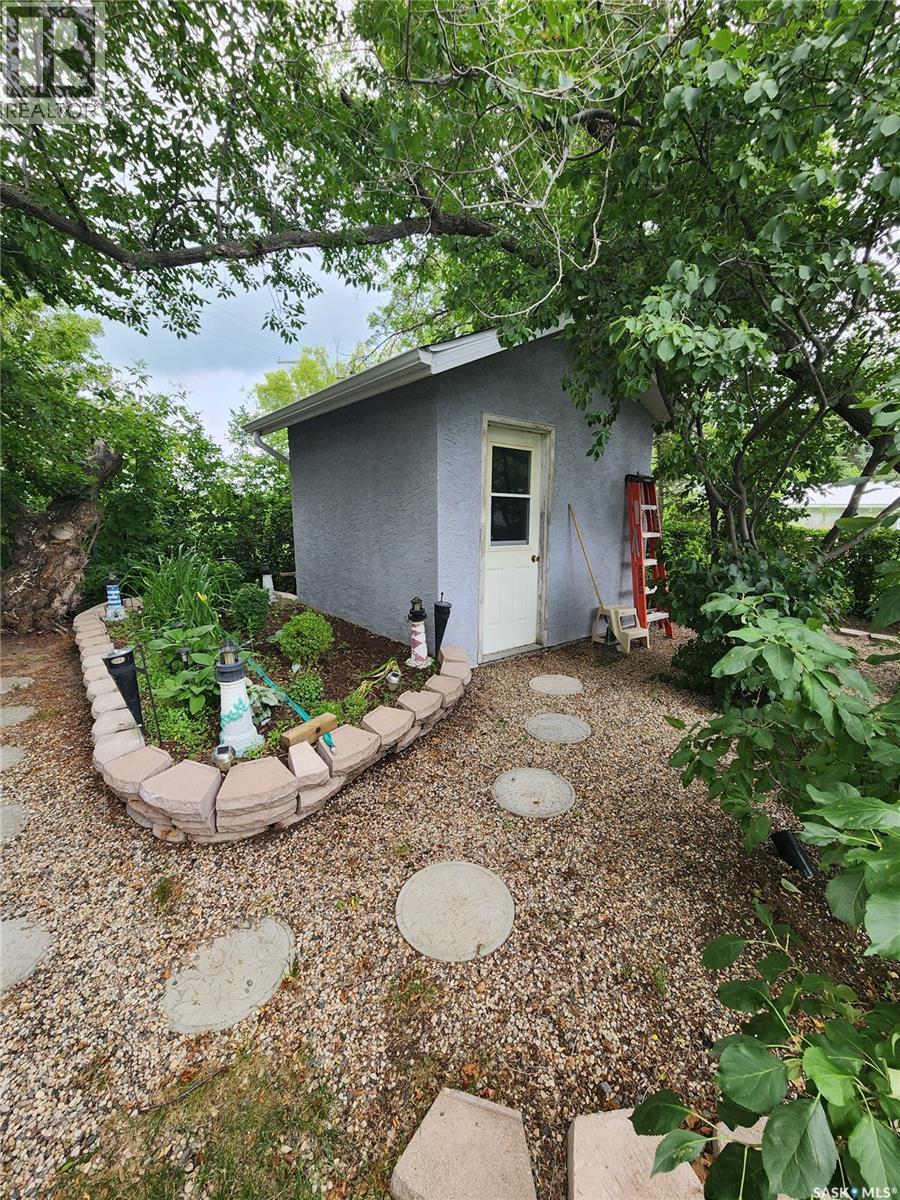 808 Assiniboia Avenue Property Photo 37